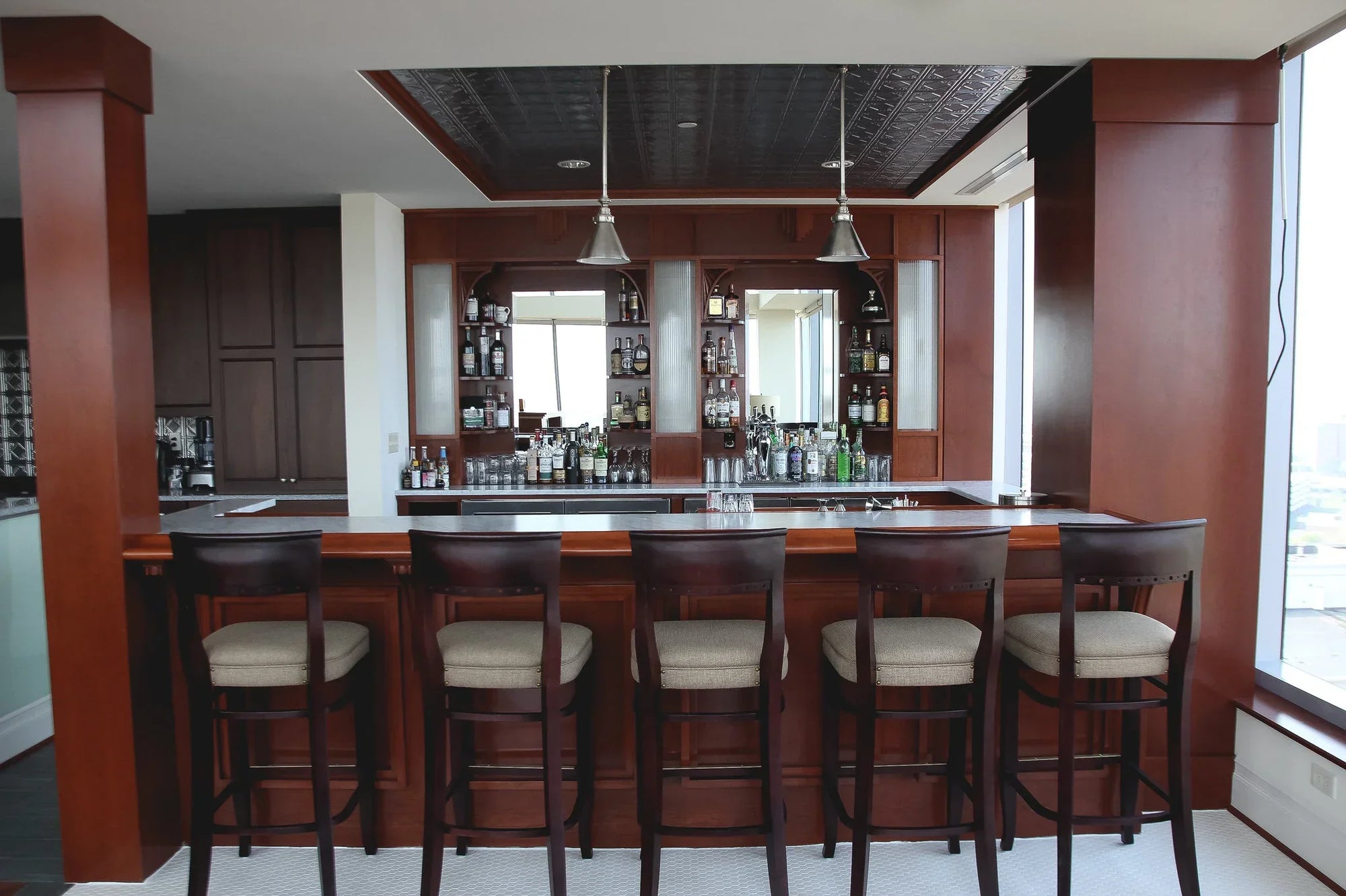 How to Build the Ultimate Home Bar on a Budget?